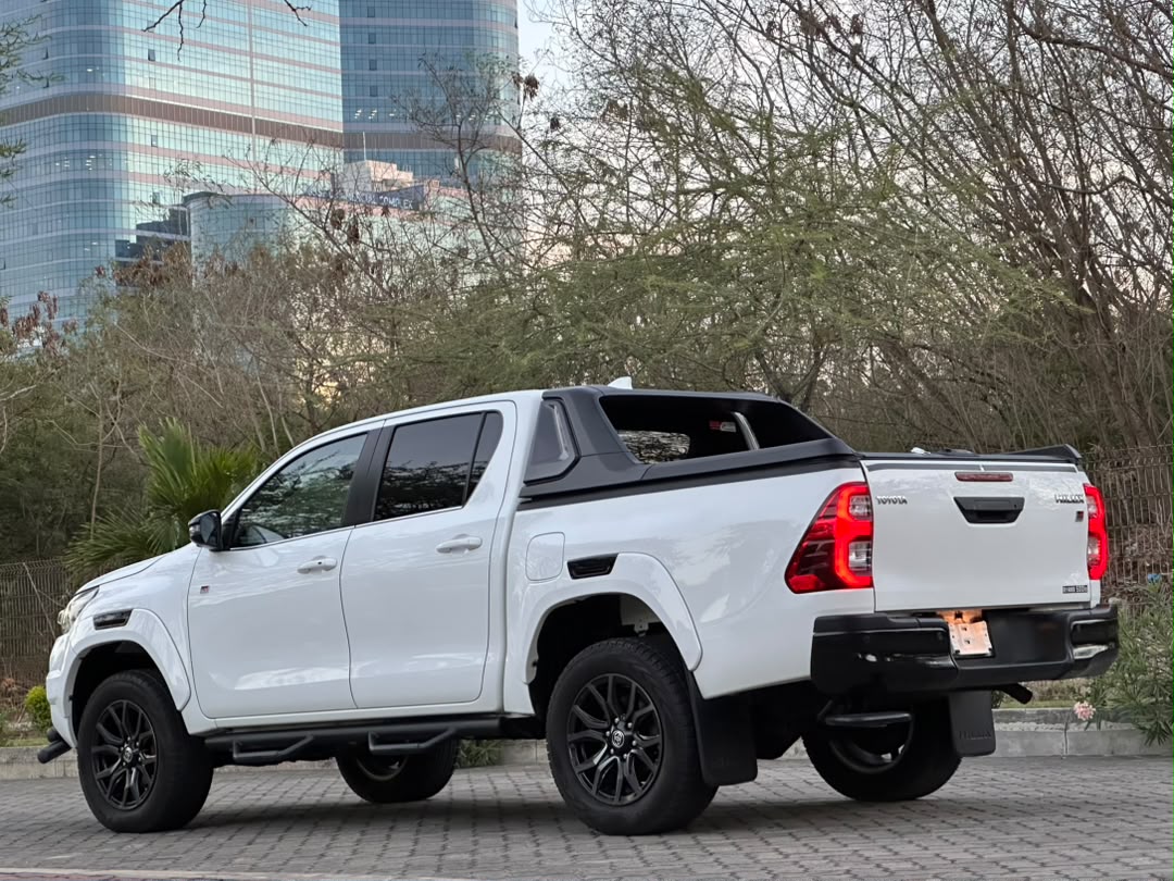 TOYOTA HILUX DOUBLE CABIN thumbnail 2